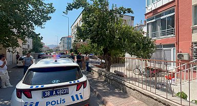 Boşanma aşamasındaki eşini bıçaklayıp, polise teslim oldu