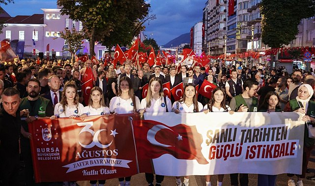Bursa'da 30 Ağustos Zafer Bayramı kutlamaları Elif Buse Doğan konseriyle sona erdi