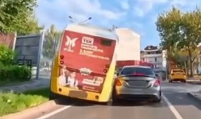 Bursa'da belediye minibüsü elektrik direğine çarptı: Kaza anı kamerada