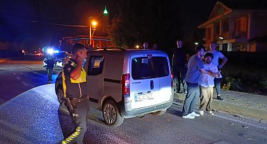 Bursa'da hafif ticari araç kaldırıma çarptı: 1 yaralı