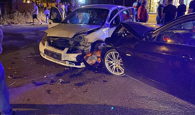 Bursa'da iki otomobil çarpıştı: 2 yaralı