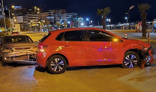 Bursa'da iki otomobil çarpıştı: 4 yaralı