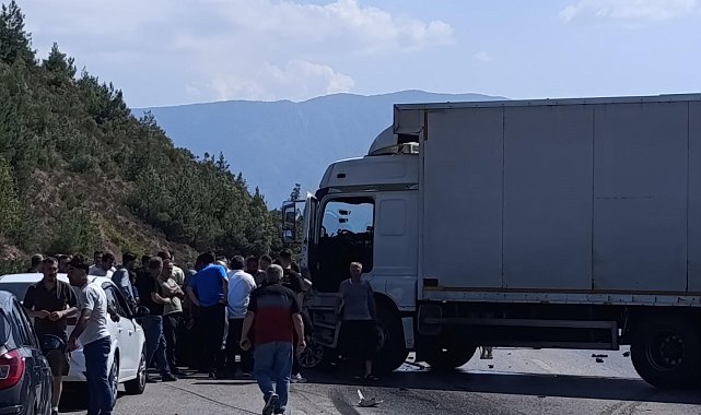 Bursa'da kamyon otomobile arkadan çarptı: 1 ölü, 2 yaralı