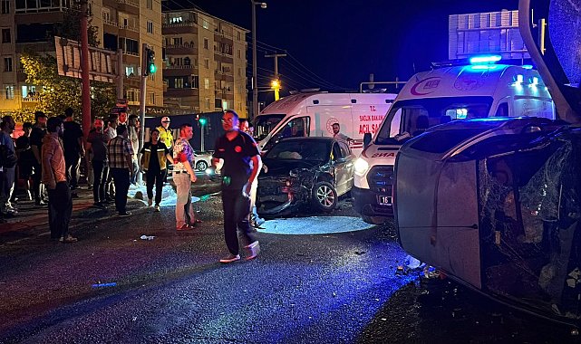 Bursa'da kavşakta 3 otomobil çarpıştı: 1'i ağır, 5 yaralı
