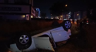 Bursa'da otomobil araziye savrulup takla attı: 5 yaralı