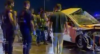 Bursa'da otomobil refüje çarptı: 1 ölü, 1 ağır yaralı