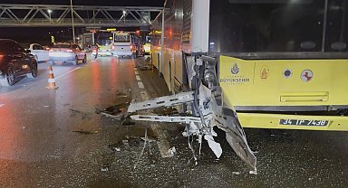 Büyükçekmece'de otomobil İETT otobüsüne çarptı: 1'i ağır 3 yaralı