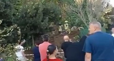 Büyükçekmece'de toprak kayması; mahsur kalanlar var -1