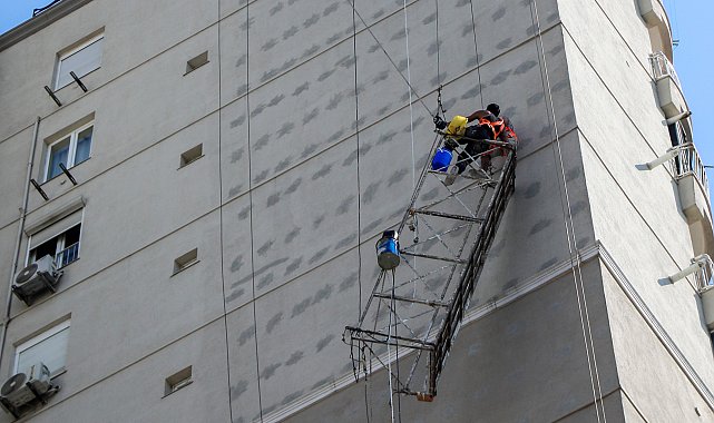 Çalıştıkları iskelenin halatı kopunca 10'uncu kat hizasında mahsur kalan 2 işçi kurtarıldı