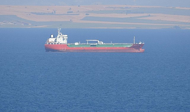 Çanakkale'de bacasında yangın çıkan gemi demirletildi
