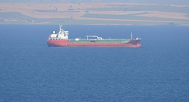 Çanakkale'de bacasında yangın çıkan gemi demirletildi