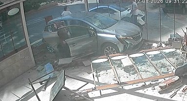 Çarpışan otomobillerden biri fırına girdi