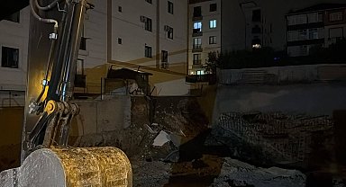 Çekmeköy'de inşaatın istinat duvarı çöktü; 5 katlı bina tahliye edildi