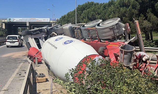 Çekmeköy'de virajı alamayan beton mikseri devrildi: 1 yaralı
