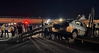 Çelik bariyerlere çarpan otomobilin ehliyetsiz sürücüsü öldü