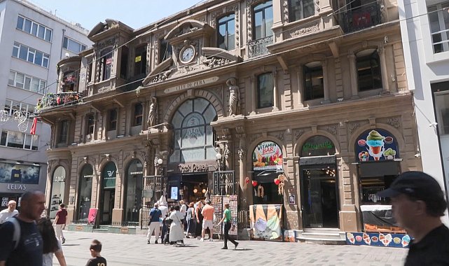 Çiçek Pasajı'nın girişinde açılan dondurmacı dükkanının renkli afiş ve panoları tartışma konusu oldu