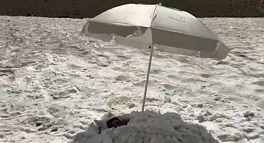 Çıktığı Ergan Dağı'nın zirvesinde arkadaşları kara gömdü