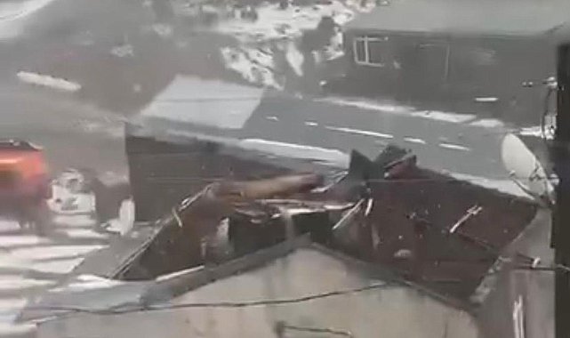 Çıldır'da şiddetli dolu ve fırtına: 20'den fazla evin çatısı uçtu