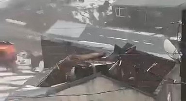 Çıldır'da şiddetli dolu ve fırtına: 20'den fazla evin çatısı uçtu
