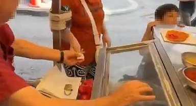Çocuğu için lahmacun almak isteyen kadına '5'ten az satmam' diyen seyyar satıcının tezgahı kaldırıldı