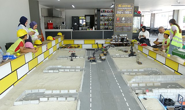 Çocuklar için açılıp yetişkinlerin özlem giderdiği kafe