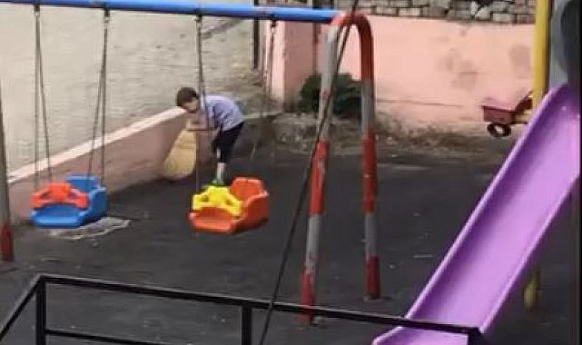 Çocuklar, oynadıkları parkı temizledi