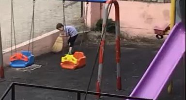 Çocuklar, oynadıkları parkı temizledi