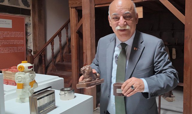 Çocukluğundan beri biriktirdiği hatıra para, kumbara, kibrit kutuları ve telefon kartlarını sergiledi