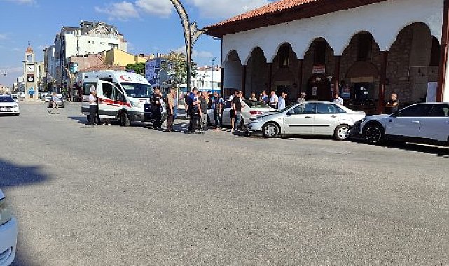 Çorum'da park halindeki iki otomobile çarpan otomobilin sürücü alkollü çıktı; kaza anı kamerada
