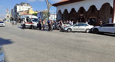 Çorum'da park halindeki iki otomobile çarpan otomobilin sürücü alkollü çıktı; kaza anı kamerada