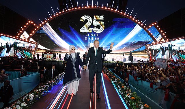 Cumhurbaşkanı Erdoğan: Türkiye'yi küllerinden yeniden inşa ettik, istikbalini de inşa edeceğiz