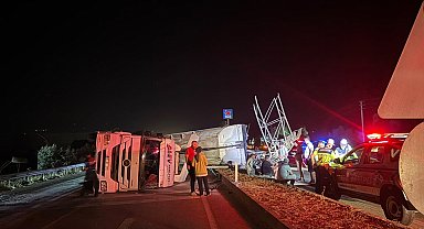 Damperi açık unutulan TIR, yön tabelasına çarparak devrildi