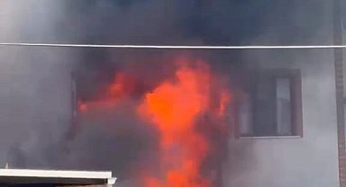 Depoda çıkan yangın apartmana sıçradı