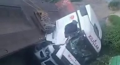 Dereye devrilen TIR'ın şoförü ağır yaralandı