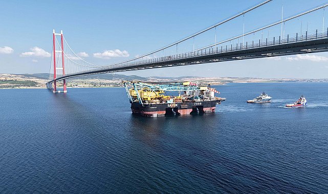 Dev vinç gemisi, 1915 Çanakkale Köprüsü altından geçti