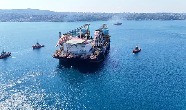 Dev vinç gemisi İstanbul Boğazı'nda-1