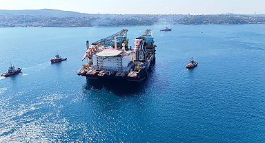 Dev vinç gemisi İstanbul Boğazı'nda-1