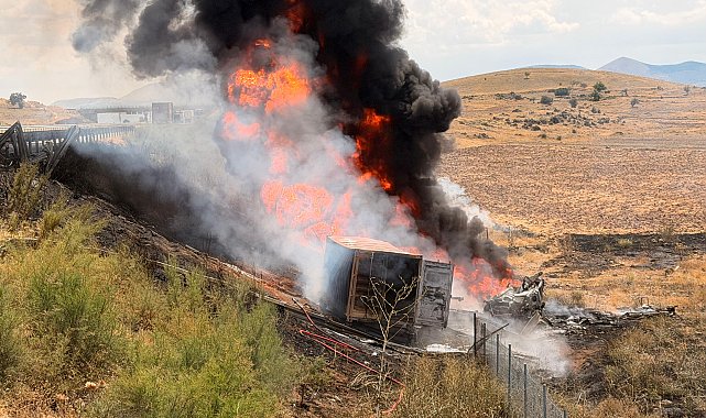 Devrilen madeni yağ yüklü TIR alev aldı; sürücüsü öldü