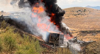 Devrilen madeni yağ yüklü TIR alev aldı; sürücüsü öldü