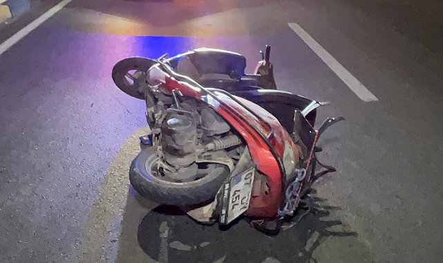 Devrilen motosikletin sürücü, başını aydınlatma direğine çarpıp yaşamını yitirdi