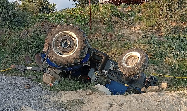Devrilen traktörün altında kalan muhtar ağır yaralandı