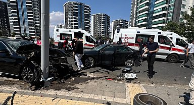 Diyarbakır'da otomobiller çapıştı: 1'i ağır 2 yaralı