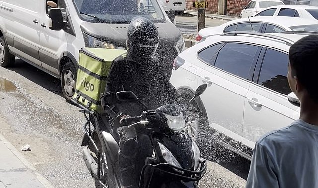 Diyarbakır'da sıcaklık 40 dereceyi aştı, hortumla serinleyenler objektife yansıdı