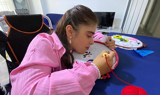 Doktorların 'yaşamaz' dediği Ecenur 18 yaşına girdi; punch nakışında usta oldu