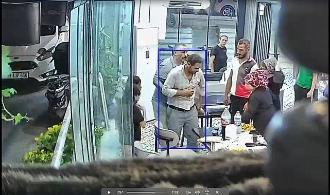 Döner yerken nefes borusuna et parçası kaçan müşterisini Heimlich manevrasıyla kurtardı