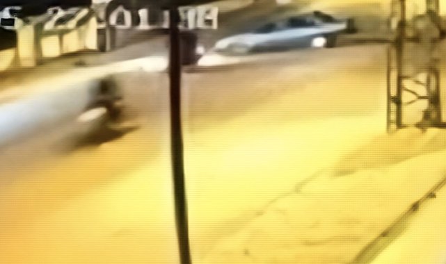 Dönüş yapan otomobile 2 motosikletin çarptığı kaza kamerada