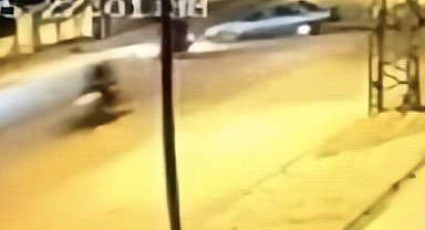 Dönüş yapan otomobile 2 motosikletin çarptığı kaza kamerada