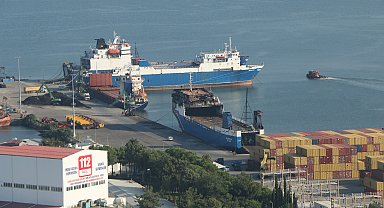 Dron saldırısında hasar gören 'Nadezhda' isimli gemi Samsun Limanı'na çekildi