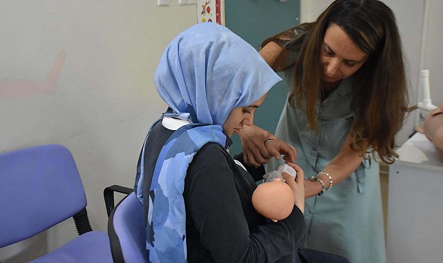 Dünya Emzirme Haftası'nda anne adaylarına uygulamalı eğitim