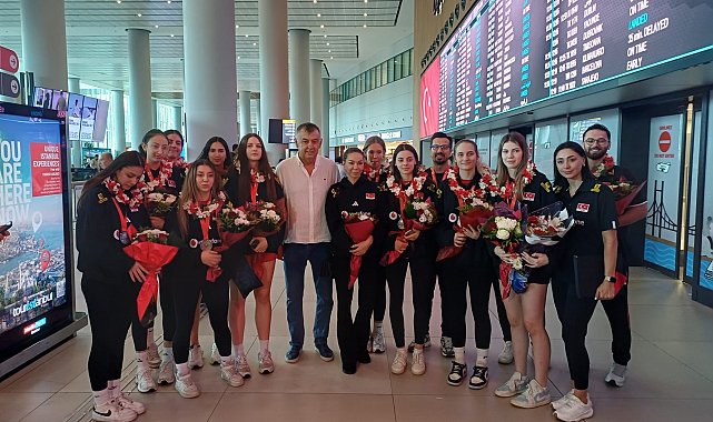 Dünya ikincisi U17 Voleybol Milli Takımı'na havalimanında çiçekli karşılama